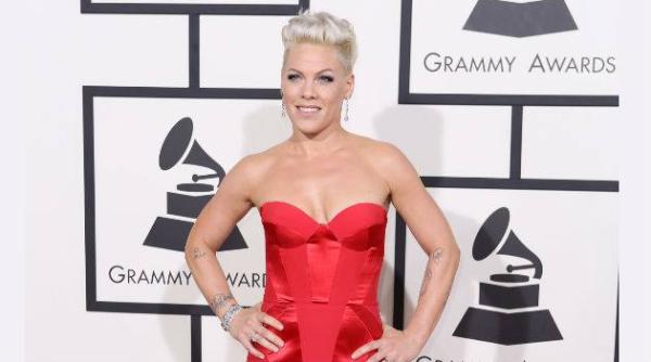 pink se ofera sa plateasca amenda jucatoarelor de handbal care au refuzat bikinii