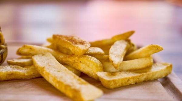 o portie de cartofi prajiti costa o avere