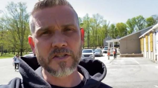 un pastor din sua isi ameninta credinciosii ca ii va da afara din biserica daca vin cu masca la slujba video