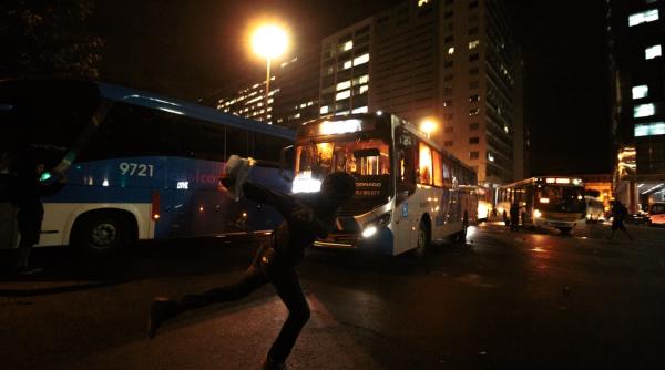 bombe artizanale aruncate asupra ambasadei cuba din paris