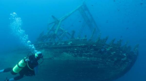 o corabie antica plina cu amfore cu vin descoperita in marea mediterana