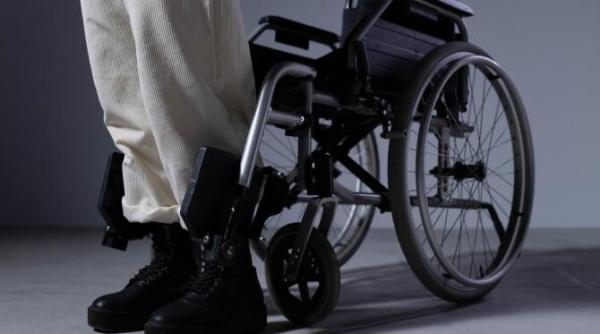 un tata i a construit fiului un schelet robotic pentru a l ajuta sa mearga