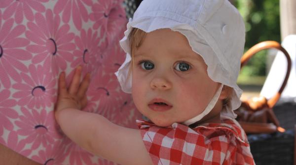 momentul in care o femeie prinde un bebelus cazut de la etajul 2 video