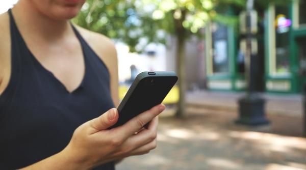 o femeie foloseste ambulanta pe post de taxi suna la 112 si spune ca se simte rau dar merge la cersit