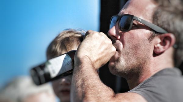 copil de 13 ani snopit in bataie de iubitul mamei