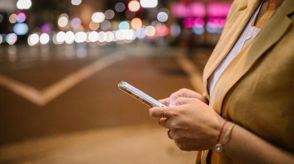 o persoana pe care ai blocat o pe whatsapp poate sa ti trimita mesaje in continuare