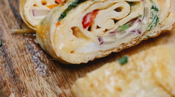 omleta rulata umpluta mic dejun savuros si satios reteta