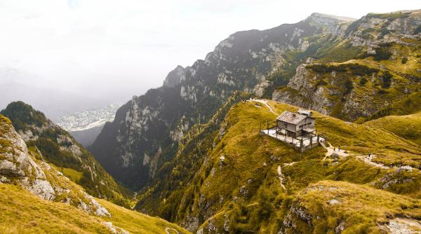 trei tineri neechipati corespunzator blocati pe un traseu periculos din muntii bucegi