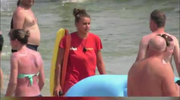 video cine sunt fetele salvamar de pe plajele din romania turist m as lasa pe mainile ei