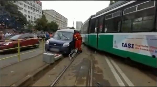 accident grav in iasi o masina a intrat intr un tramvai