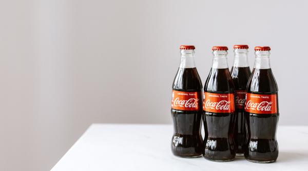 cat de multa cafeina contine o coca cola comparativ cu o cafea