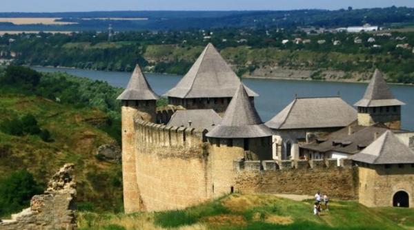 impunatoarea cetate hotin ziduri de 6 metri grosime din vremea lui stefan cel mare galerie foto