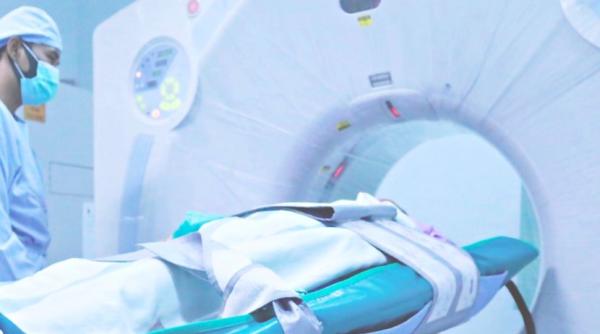 premierul unei tari lovit cu un bolovan in cap se protesta impotriva obligativitatii vaccinarii medicilor