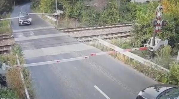 un sofer a rupt barierele de la trecerea de cale ferata din branesti video