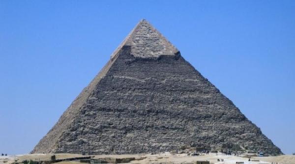 barca intacta a faraonului keops depusa la marele muzeu egiptean