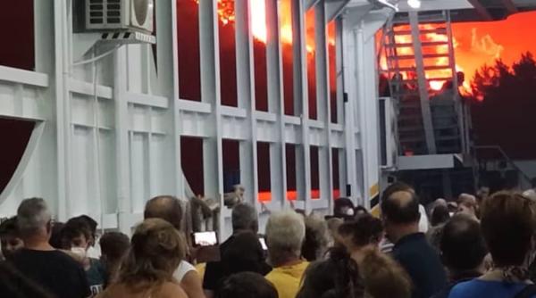 imaginile groazei in grecia sute de oameni inghesuiti pe feribot pentru a fugi de flacari