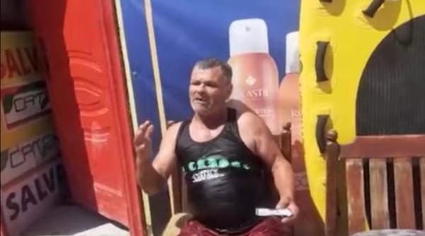 video reactia unui turist din costinesti dupa ce a fost scos din mare de salvamari ai grija ca e apa mare