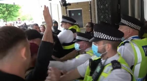 confruntari violente la bbc protestatarii care se opun pasapoartelor covid 19 au luat cu asalt sediul televiziunii video