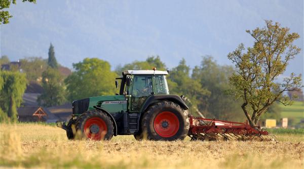 un barbat din dambovita a murit dupa ce s a rasturnat cu tractorul