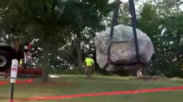 universitatea wisconsin madison a indepartat un bolovan din campus pe motiv ca este simbol rasist video