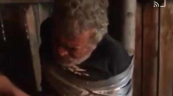 imagini greu de privit barbat din vaslui legat cu banda adeziva de un stalp da stai frumos la inviere