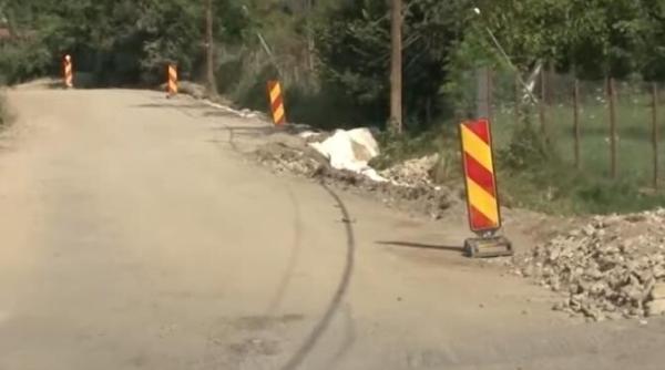 cetatenii s au mobilizat si au blocat un drum judetean din cauza starii in care se afla galerie foto