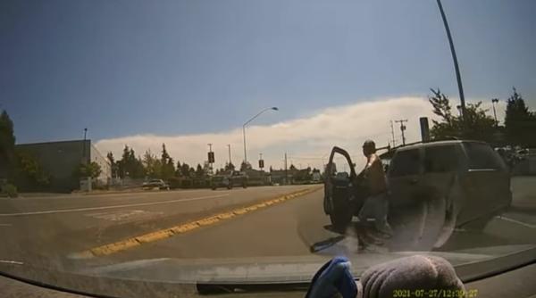 video momentul in care un sofer nervos blocheaza drumul si arunca cu un topor in parbrizul unei masini