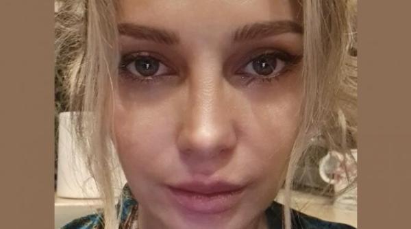 lora in lacrimi imaginea durerii val de mesaje pacat ca nimeni nu a vazut