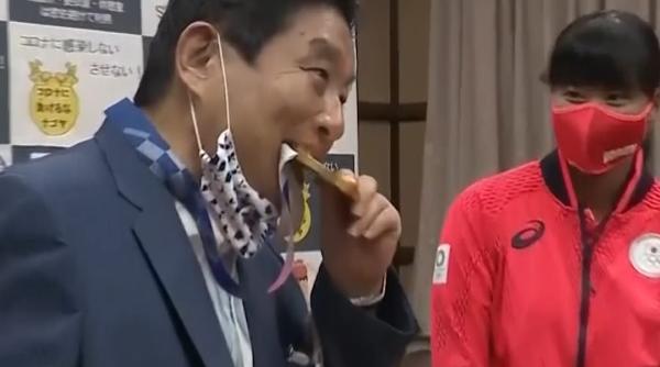 o sportiva a primit o noua medalie olimpica dupa ce un oficial a bagat in gura prima medalie