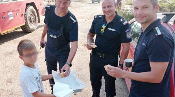 pompierii romani emotionati de un copil grec placinte si porumb fiert pentru ca i au salvat satul de incendiu foto