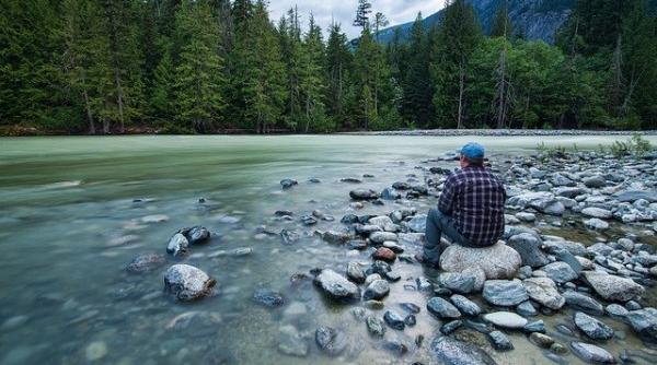 povestea unui sarb care si a donat toti banii si s a izolat s au facut trei poduri din banii lui acum s a vaccinat anti covid