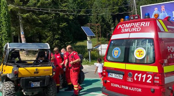salvamontistii prahoveni au intervenit pentru salvarea unui adult si a unui copil de 3 ani care au cazut cu atv ul intr o rapa