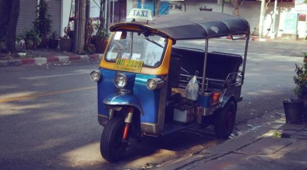 un adolescent a construit un tuk tuk alimentat prin panouri solare din piese reciclate