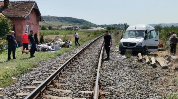 microbuz cu pasageri izbit in plin de un tren plan rosu de interventie pentru salvatori