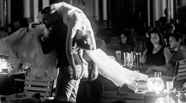 love enter refresh teatru in decor de nunta si interactiune cu spectatorii la teatrul godot