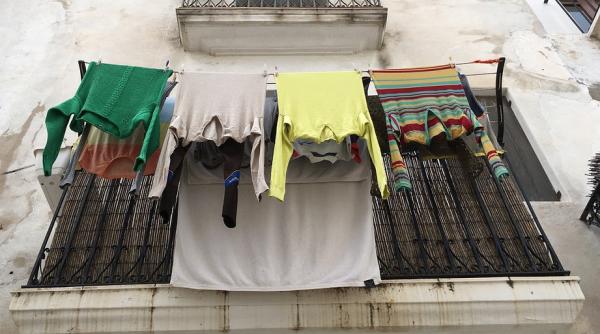 o fetita de doi ani din iasi a cazut de la etajul 2 mama intindea rufe langa ea pe balcon