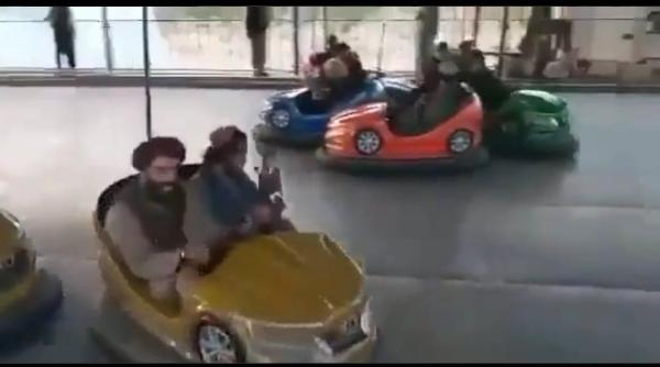 talibanii sarbatoresc victoria jucandu se in masinute si sarind pe trambuline video