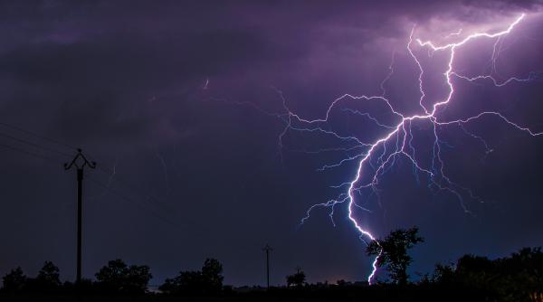 un anticiclon ar putea lovi romania cod galben si cod portocaliu de furtuni