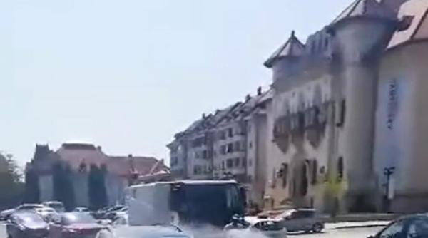 video viral in fata primariei campulung modul inedit in care se spala carosabilul