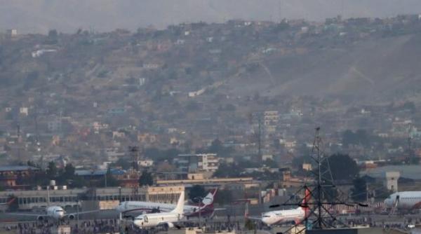 busculada la intrarea in aeroportul din kabul cel putin 17 raniti