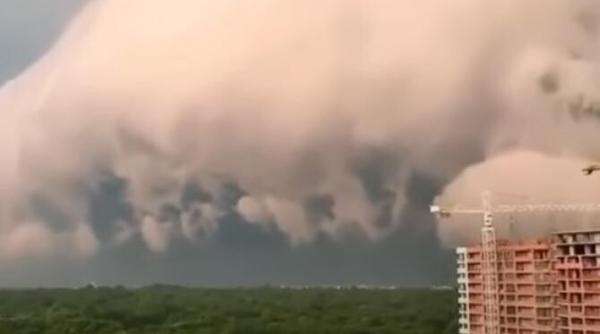 fenomen spectaculos un nor urias a acoperit orasul liov din ucraina video