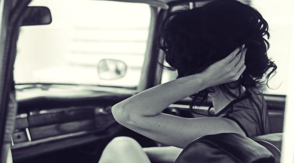 o femeie aflata la volan a fost atacata de pasagerul din dreapta