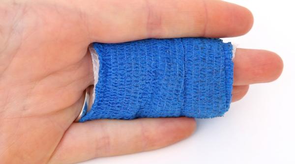 pansament plin de sange gasit intr o chifla de un barbat din rovinari ma tem sa nu fi luat vreo boala