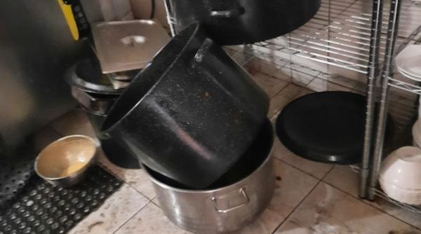 produs expirat de 7 ani mizerie in bucatarii mucegai pe pereti imaginile groazei