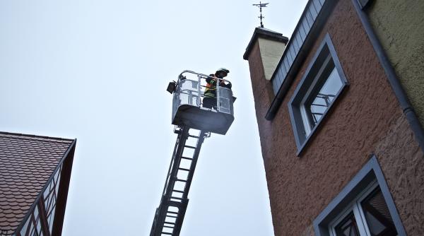 o varstnica i a interzis pompierului care a salvat o sa ii intre in casa pe geam de teama sa nu i faca mizerie