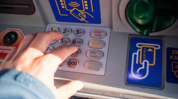 politistii din braila asteapta la sediu persoana care si a uitat banii in fanta bancomantului