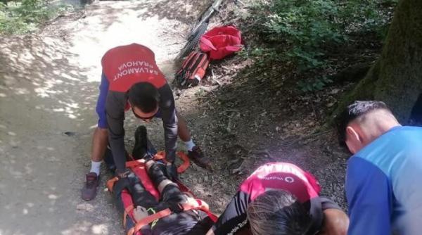 un barbat a cazut in gol 30 de metri de pe un traseu montan  este in viata  preluat de elicopterul smurd   video