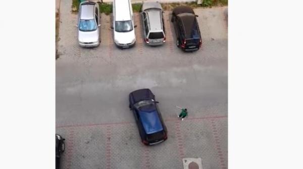 un sofer s a chinuit 4 minute sa si parcheze masina intr o parcare goala video viral