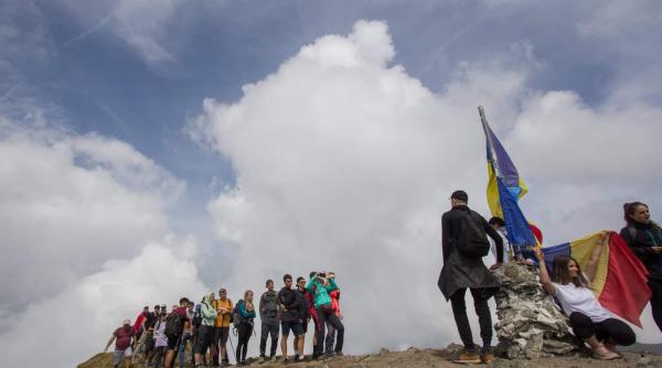 varful moldoveanu mai aglomerat decat calea victoriei se sta la rand pentru poza foto