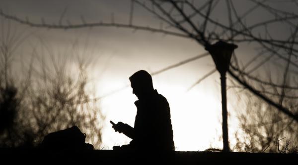 un barbat din iasi a sunat la 112 sa anunte ca iubita lui l a inselat apoi a injunghiat o in zona intima